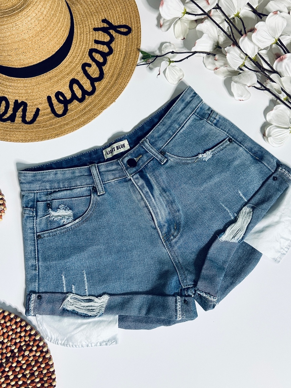 NWT Distressed Light Wash Denim Shorts Medium Exposed Pockets Cuffed Raw Hem